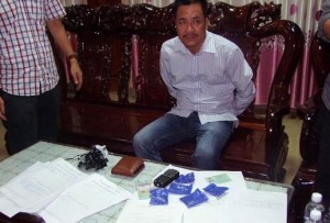 quang-binh-bat-qua-tang-doi-tuong-tang-tru-1000-vien-ma-tuy-hong-phien-8-235821