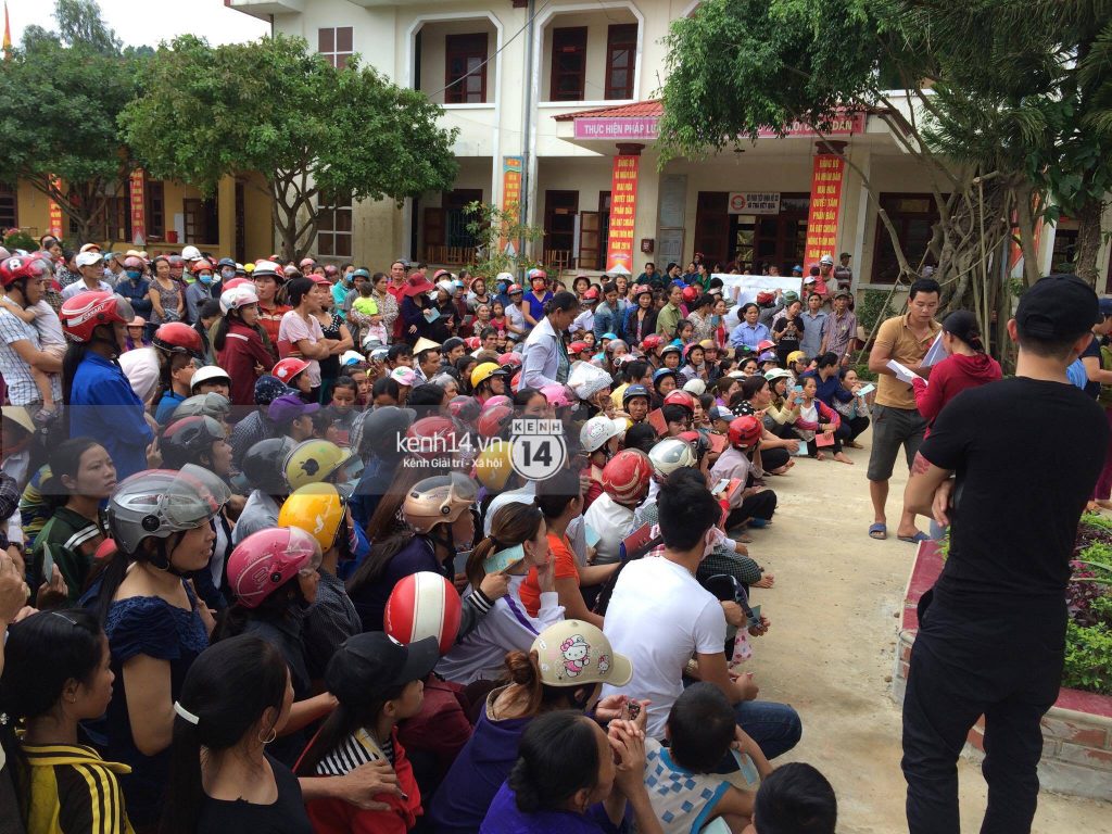 1000 hộ dân đã có mặt tại UBND xã để nhận quà cứu trợ