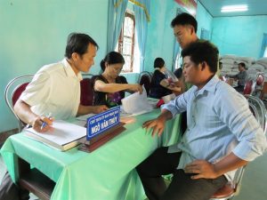 Ngư dân xã Ngư Thủy Bắc nhận tiền bồi thường