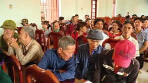Bà con ngư dân đợi làm thủ tục nhận tiền bồi thường.