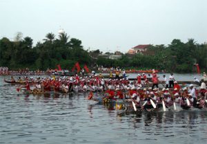 Lễ hội đua thuyền trên sông Kiến Giang