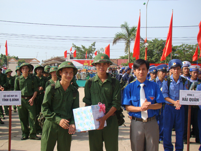 Huyện đoàn Quảng Trạch tặng quà, động viên thanh niên lên đường nhập ngũ năm 2011.